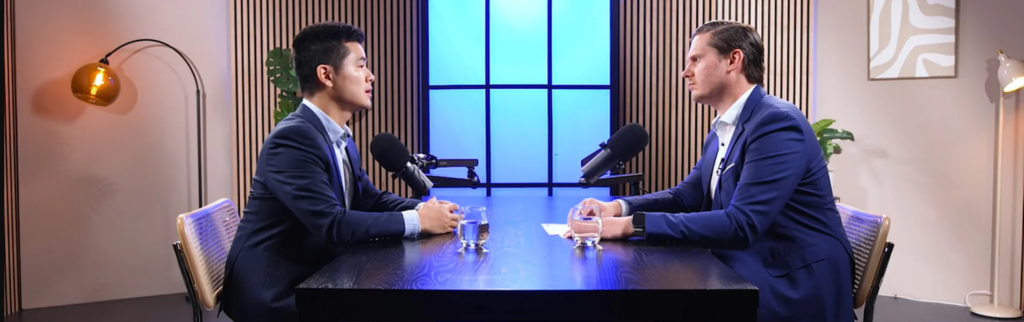 Das Bild zeigt Ha Duong, Fondsmanager des BIT Global Crypto Leaders und Julius Schneider, Analyst bei Fonds Finanz im Gespräch
